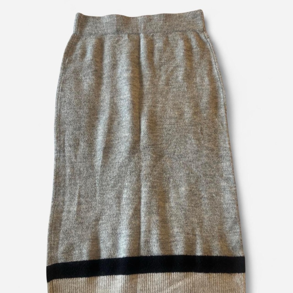 Elegant Gray Pencil Skirt with Black Accent